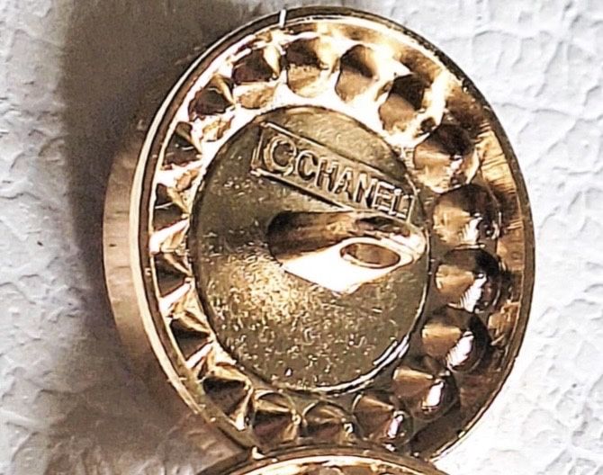 Eleganckie logowane guziczki , cena dotyczy 1 sztuki