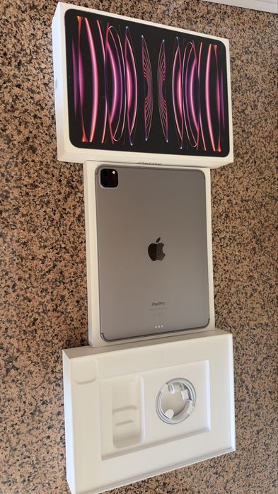 iPad Pro 11" (4th Generation) + Magic Keyboard + Apple Pencil64739418977410124