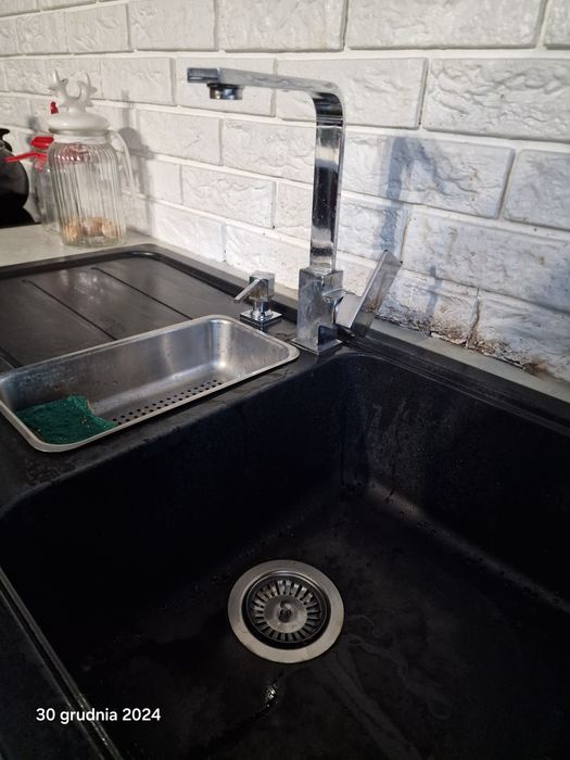 Zlew granitowy z baterią i dozownikiem na płyn