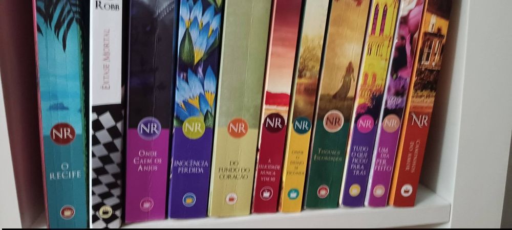 Livros usados com marcas de envelhecimento do papel