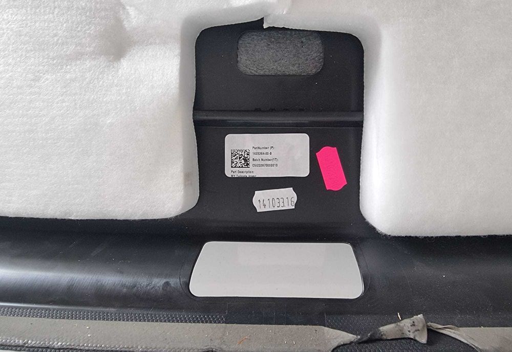 Acabamento Superior da Tampa do Porta-Malas - Tesla Model Y