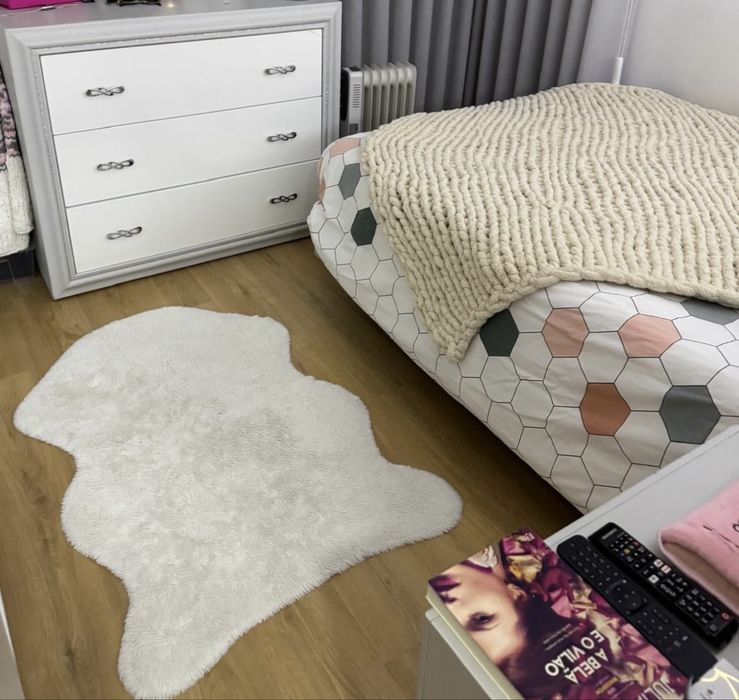 conjunto quarto: cama, comoda, mesinha de cabeceira