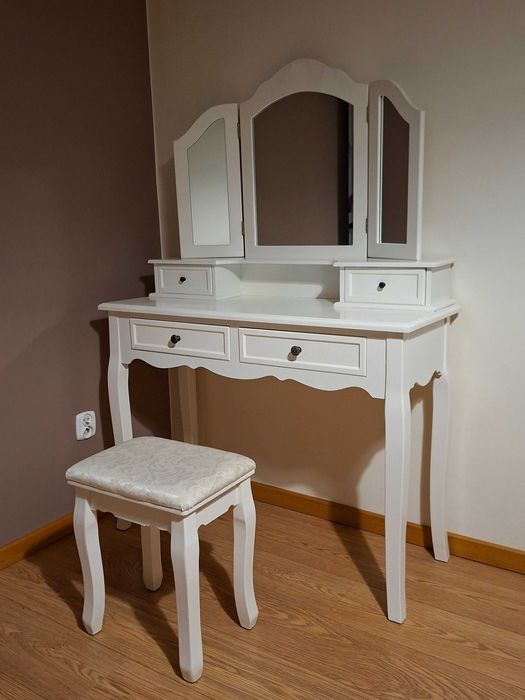 Toaletka biała z taboretem