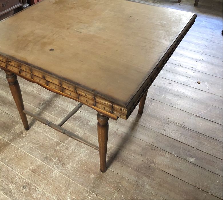 Mesa de jantar antiga com aumento