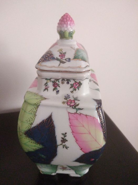 Potes de loiça pintada.