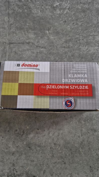 Klamka drzwiowa na dzielnym szyldzie