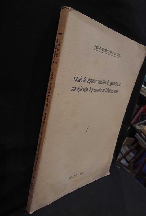 Estudo de questões de geometria e sua aplicação de Lobatschewsky