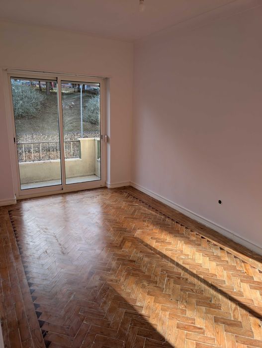 T2 em Algés remodelado com vidros duplos e duas varandas