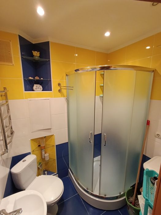 Продам 2 кімн квартиру в центрі.