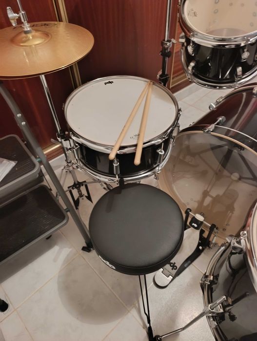 Bateria PDP Mainstage 5pc with Hardware Pack and Paiste Cymbals