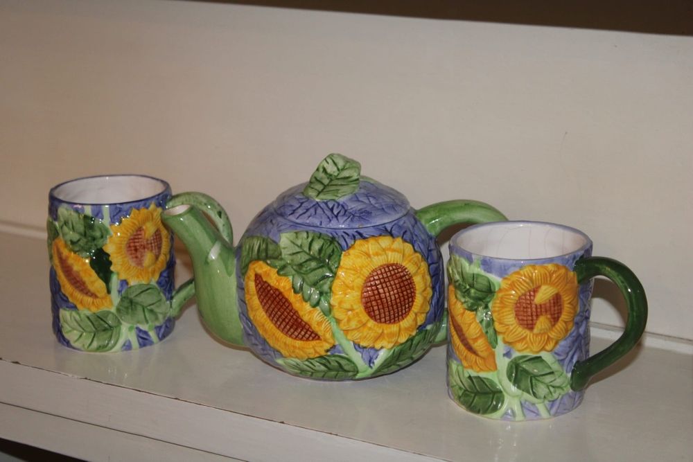 Conjunto bule e 2 canecas de loiça