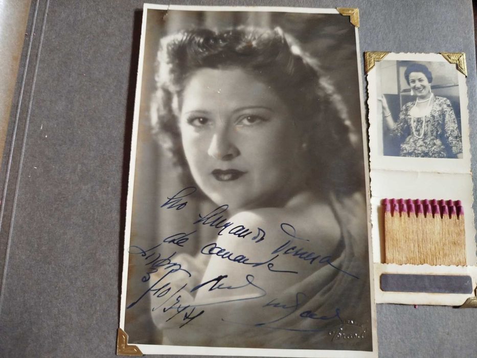 Álbum de fotos com dedicatória e assinaturas.