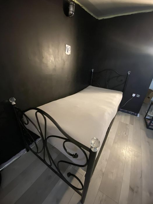 Łóżko 90 na 200 rama z materacem i stelażem