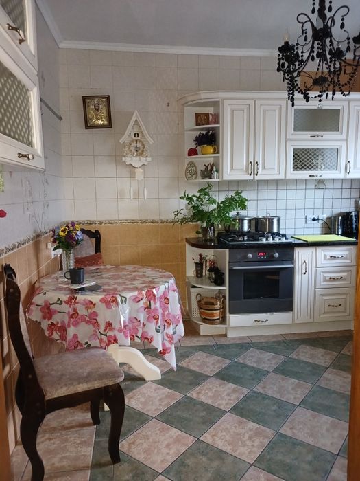 Продам будинок в Почаєві. Можливий обмін на Київ чи Львів.