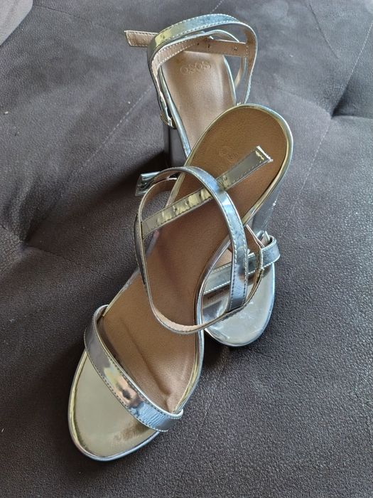 Srebrne buty na słupku rozmiar 39