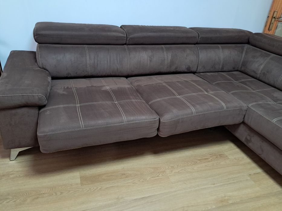 Sofá Castanho com prospontos em bege com 3 almofadas