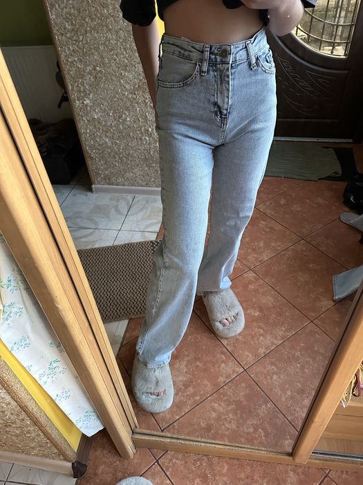 Джинси блакитні.