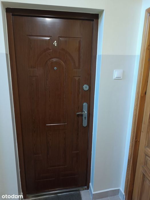 Trzypokojowe na I piętrze w niskim bloku.