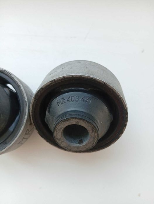 Лансер 9 сайлентблок переднього нижнього важеля, задній MR403441