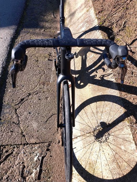 Bicicleta em carbono estrada ou gravel