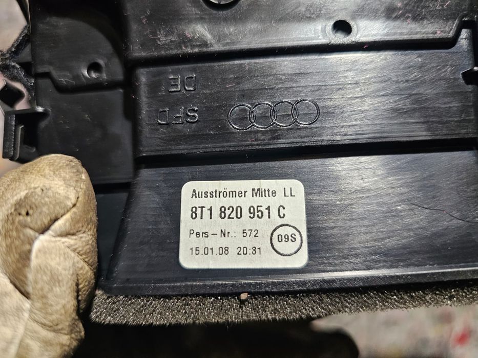 Audi A4 B8 Kratka nawiewu deski lewa środkowa EU