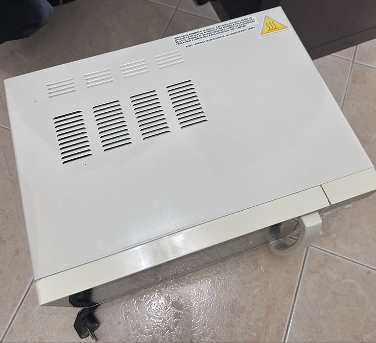 Microondas usado, mas funcional