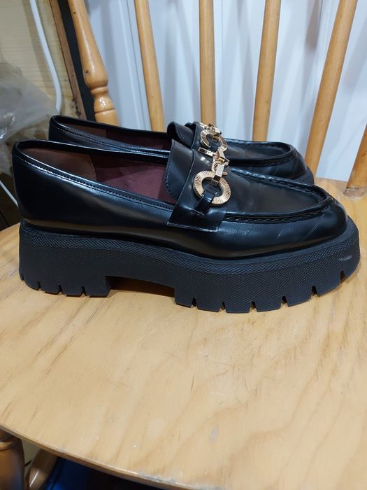 Buty damskie mokasyny z metalowymi dodatkami Zara