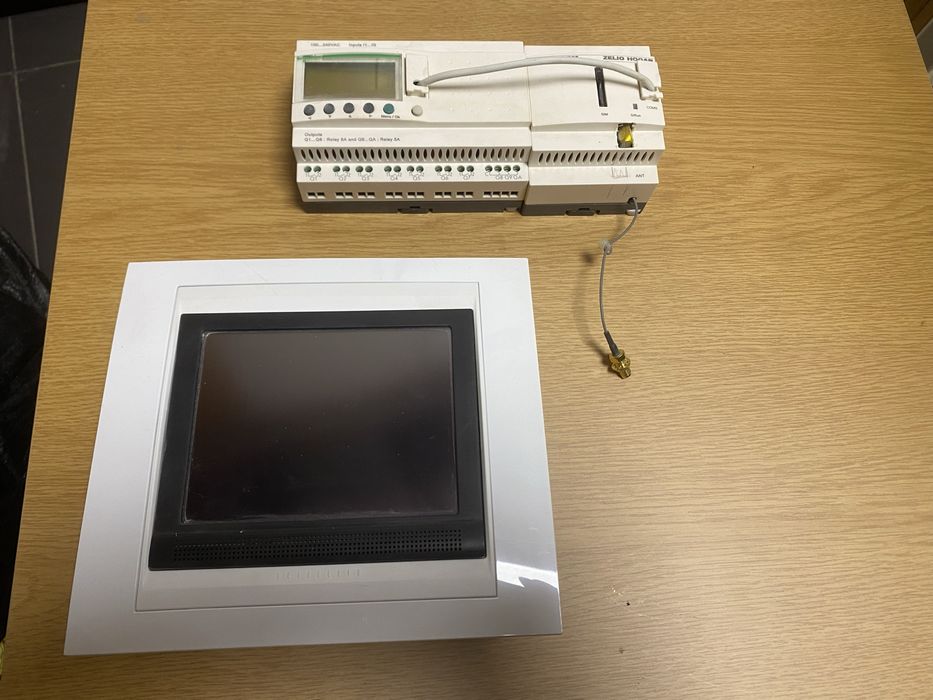 Domotica Schneider Electric com ecran tactil Zelio