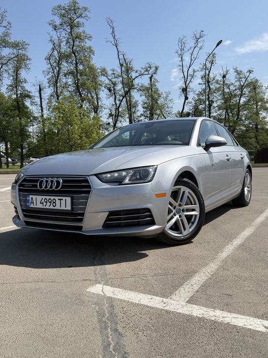 Машина Audi A4 2017 року
