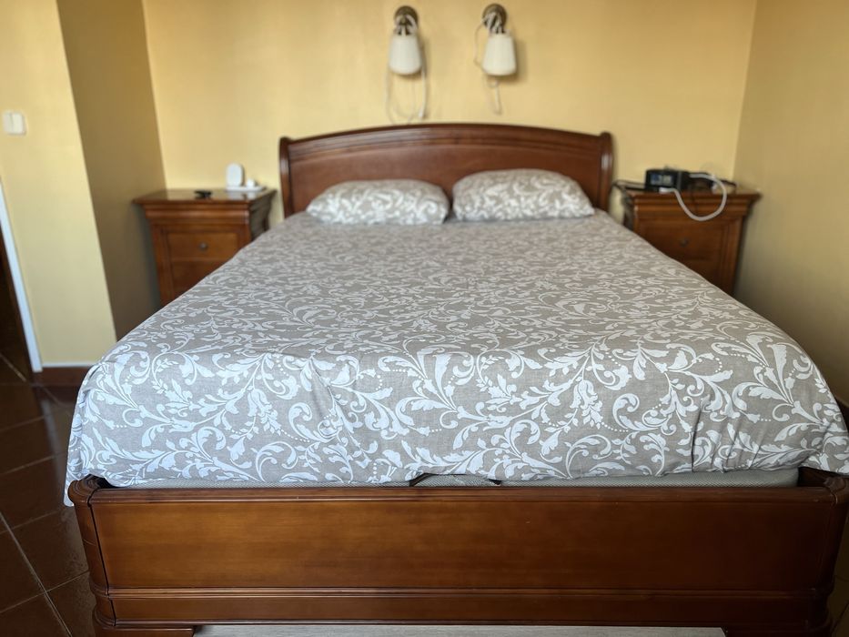 Estrutura de cama em cerejeira maciça, modelo Luis Filipe