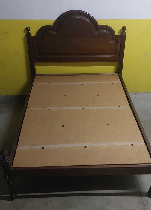 Cama com Mesinha Cabeceira (possibilidade de fornecer colchão)