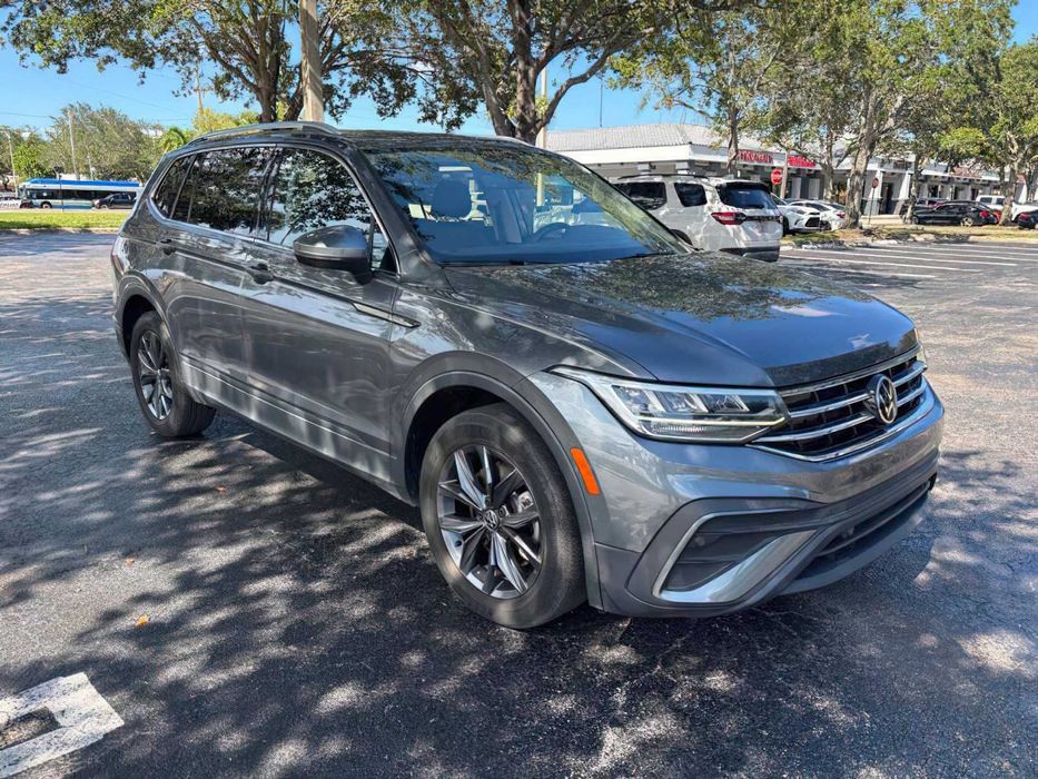 Volkswagen Tiguan      2022