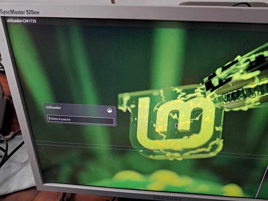 Pc (8GB de Ram e SSD de 480 GB) com board e caixa Asus e LINUX MINT