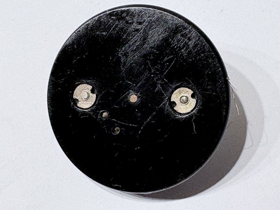 Raro antigo suporte de botão de campainha de mesa em prata contrastada