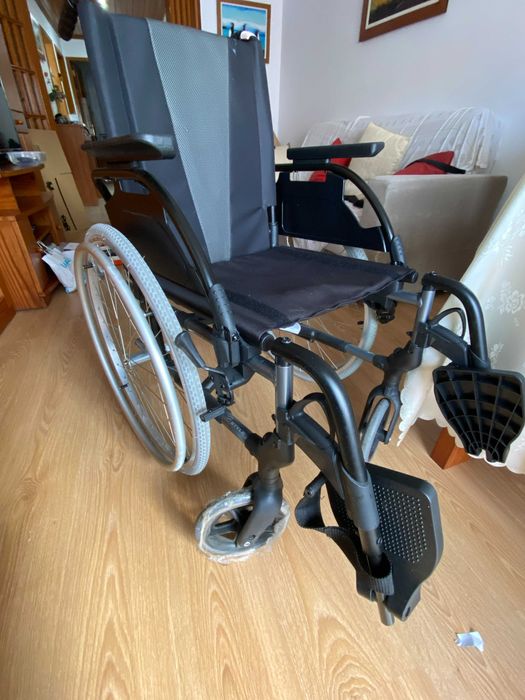 Cadeira de Rodas Breezy como nova