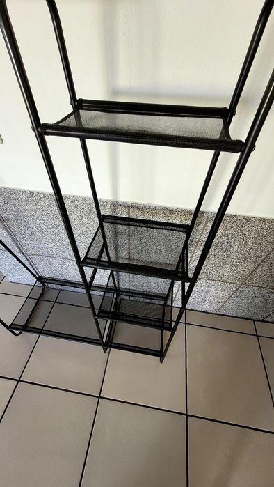 2 Araras de roupa com sapateira