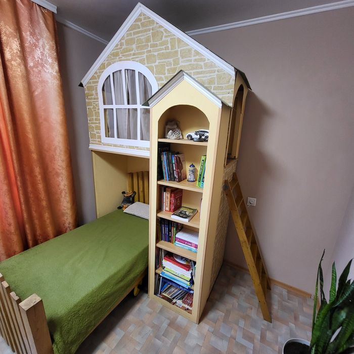 Дитяча стінка-будиночок