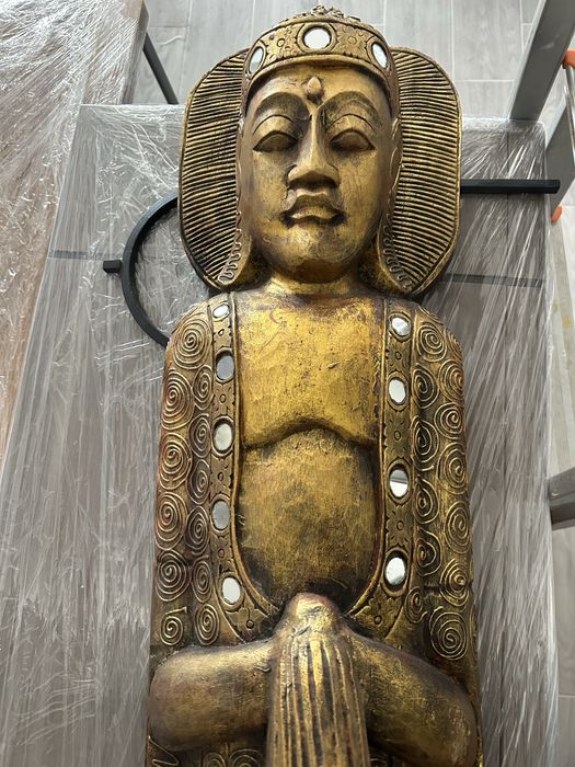 Estatuetas douradas em madeira