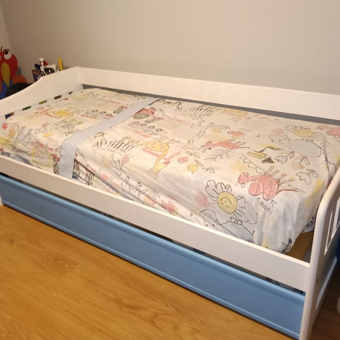 Cama dupla branca e azul
