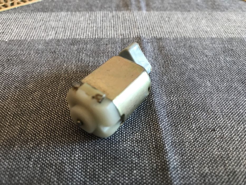 Silniczek, wentylatorek, obsadka żarówki. Skarby z piwnicy.