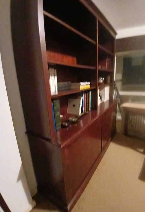 Estante grande em folheado de mogno