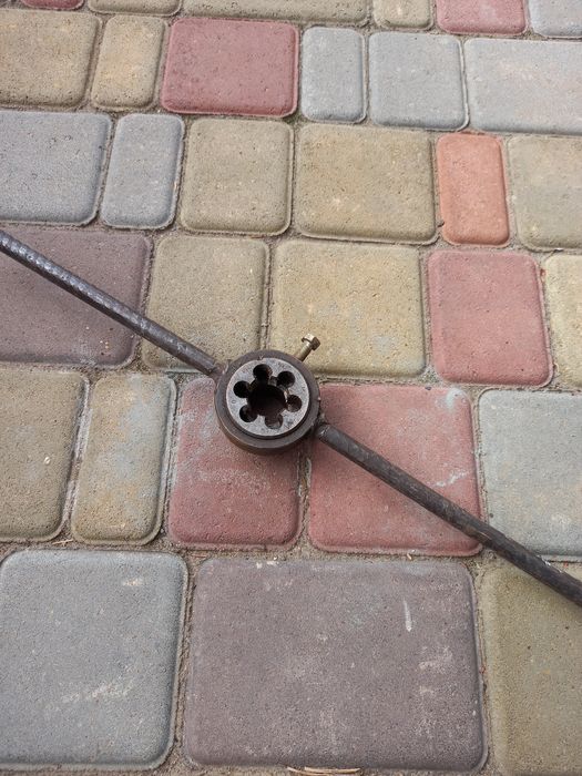 Клупп для нарезки резьбы и лерка