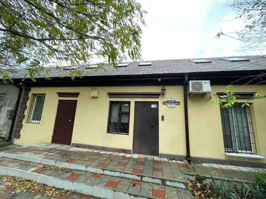 Центр офісна будівля 300 кв.м. гарний стан фасад ціна 650 у.е./кв.м.