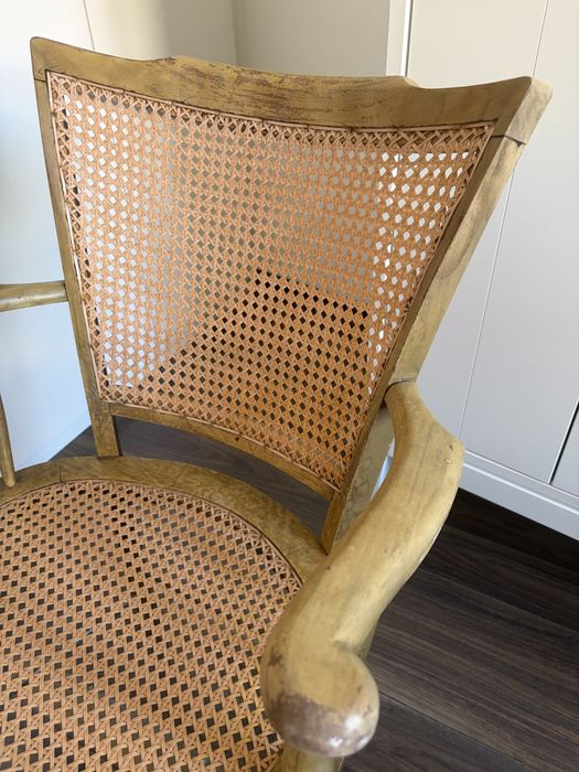 Cadeira antiga em madeira maciça com palhinha – ideal para restauro