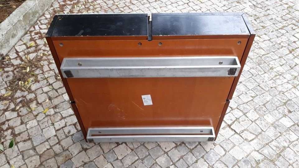 Mesa Baixa Quadrada de Sala, com 4 compartimentos escondidos