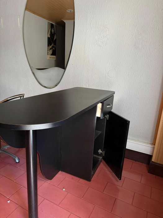 Vendo secretária preta, como nova