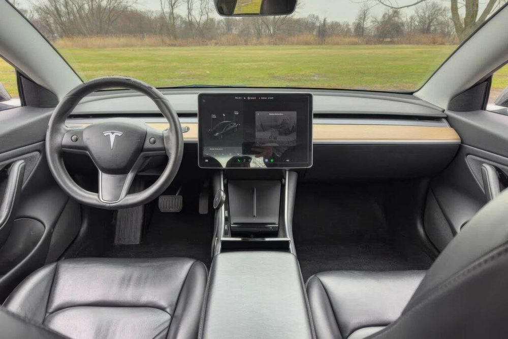 Tesla Model 3      2023