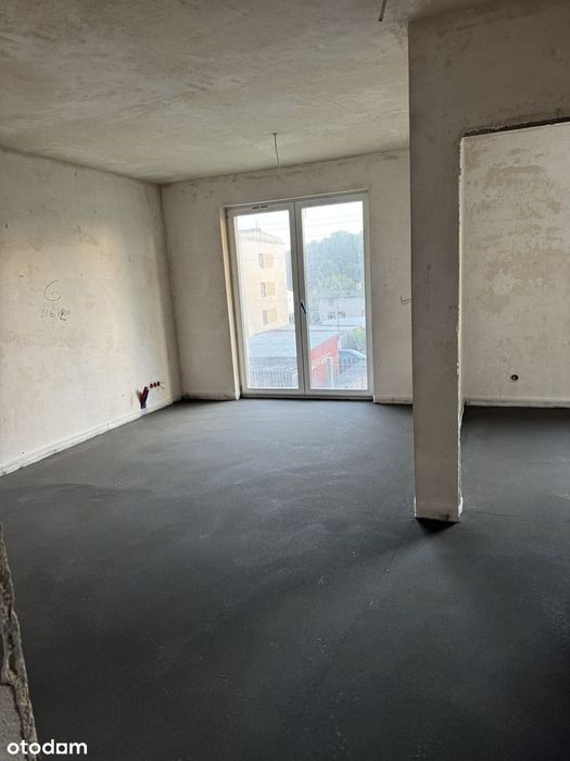 Dom bliźniak z użytkowym poddaszem i ogródkiem
