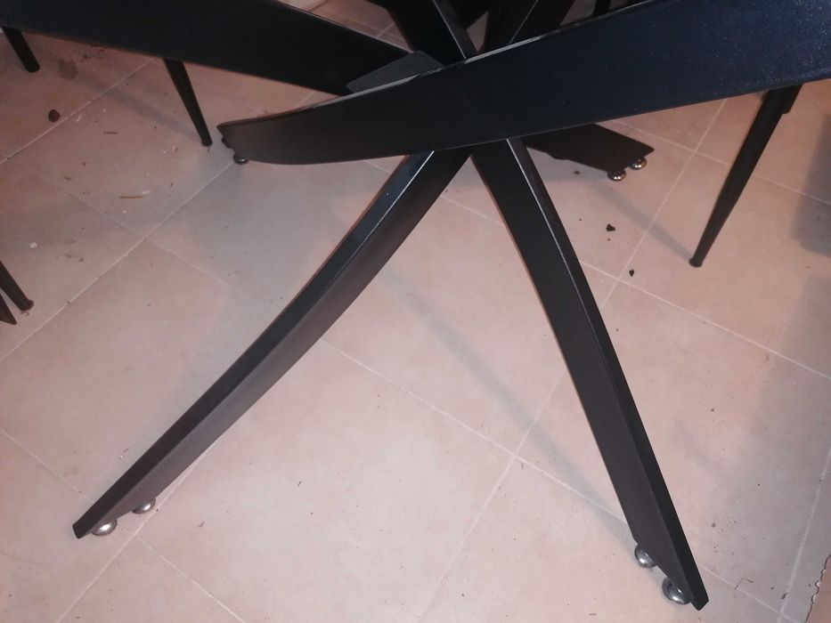 Mesa e cadeiras moderna em bom estado