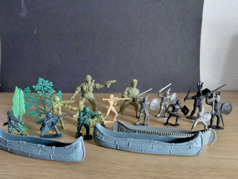 Lote antigo de vários bonecos plástico